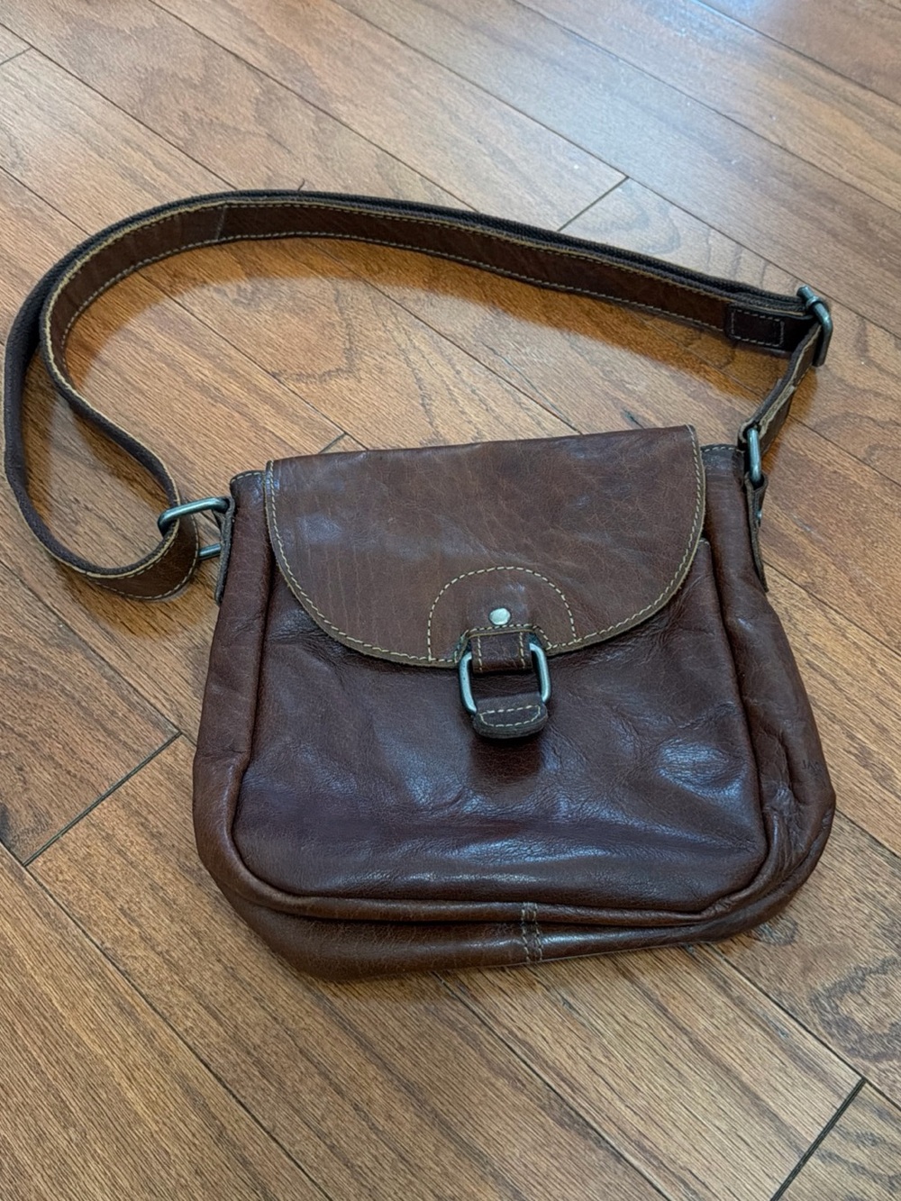 JACK GEORGES Voyager Horseshoe Crossbody Bag Buffalo Leather Brown